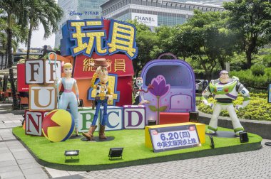 Taipei, Tayvan - 6 Haziran 2019: Film Oyuncak Hikayesi 4 için reklam dekorasyonu ve film, Taipei Xinyi ilçe tanıtmak için açık havada görüntüler.