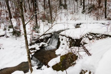 küçük şelaleler ile bir nehir