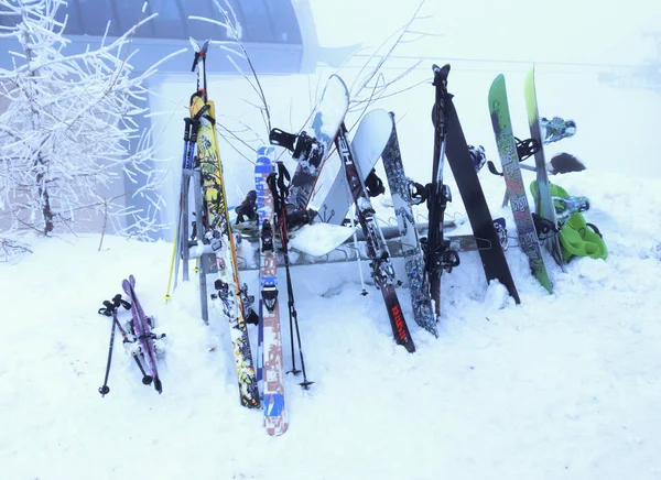 Εξοπλισμό του σκι και σνόουμπορντ βάζουν σε ένα σωρό από χιόνι — Φωτογραφία Αρχείου