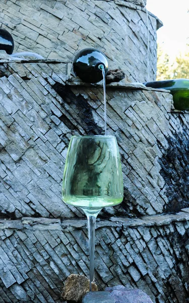 En flaska som häller i glaset — Stockfoto