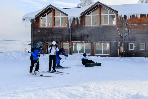 A group of skiers and snowboarders — Stock Photo, Image