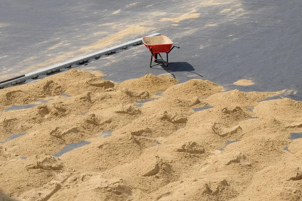 Kaldırım Yerde Kum Birçok Küçük Slaytlar Üzerinde Bir Tekerlek Ile — Stok fotoğraf