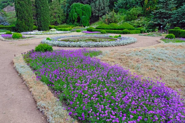 Ursprunglig Landskapsdesign Den Botaniska Trädgården Tbilisi Vacker Park Med Blomsterrabatter — Stockfoto