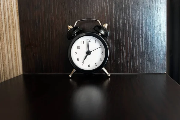 Маленький Чорний Будильник Білим Циферблатом Годинник Показує Сім Годин Ранку — стокове фото