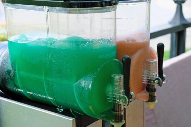 Yeşil Slush Ice Drink konteyner, yaz aylarında açık havada. Aşırı sıcakta susuzluğunu gidermek için lezzetli bir serinletici içecek.