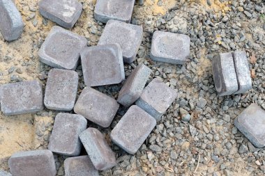 dağınık gri kaldırım karoları, kaldırım levhaları, bir yaya geçit inşaatı.