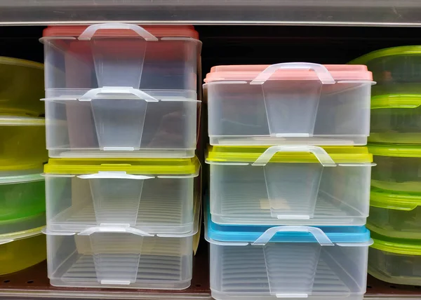 Plastik mutfak eşyaları ile mağazada Raflar. Satış, ticaret süpermarket rafları arka plan, ev bölümü