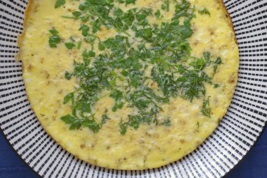 Maydanoz üst görünümü ile bir tabakta lezzetli omlet. Sağlıklı kahvaltı. Sağlıklı gıda, diyet.