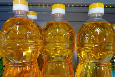 plastik şişelerde salata için ayçiçek yağı, yakın çekim. bitkisel yağın yararı ve zararı.