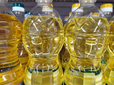 plastik şişelerde salata için ayçiçek yağı, yakın çekim. bitkisel yağın yararı ve zararı.