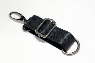 Metal pankart, karabina ve beyaz arka planda omuz kayışı olan yarım halka. Siyah kuşakta siyah nikel içinde el çantaları..