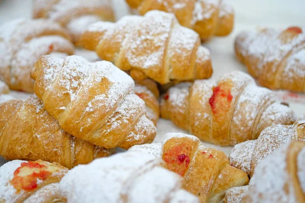 Croissant Sfoglia Fondo Bianco Molti Croissant Pieni Marmellata Frutta Cosparsi — Foto Stock