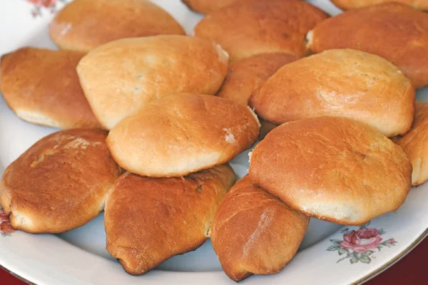 Pasties Assados Recheados Prato Pães Caseiros Com Maçãs Manteiga Doces — Fotografia de Stock