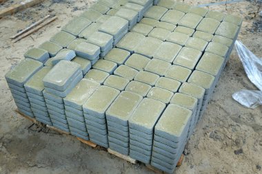 Asfalt için yeşil fayans bloklara katlandı. Parktaki yaya geçidini kaplayacak yeni fayanslar..