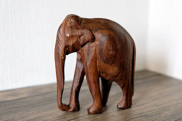 Statuetta Elefante Una Mensola Elefante Legno Marrone Scuro Primo Piano — Foto Stock