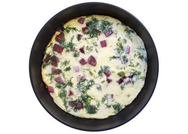 Tava manzaralı sosisli ve dereotlu omlet. Beyaz arka planda kahvaltı için sahanda yumurta, izole