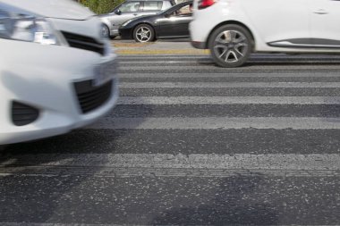 Asfalt, otoban ve bir sürü araçla yaya geçidi. Şehir trafiği