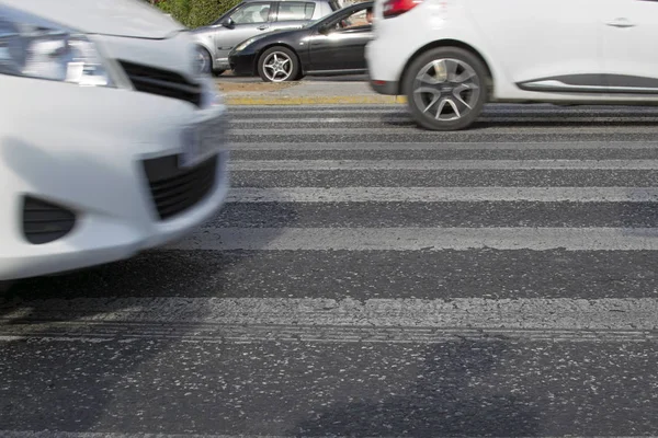 Pasy Ruchu Pieszego Przejście Asfalcie Autostrady Wiele Samochodów Ruch Mieście — Zdjęcie stockowe