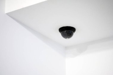 Kubbe CCTV 'si siyah. Tavana bir yarımküre kamerası monte edildi. Odanın tavanı ve duvarları bembeyaz. Dahili, harici, gizli video izleme.