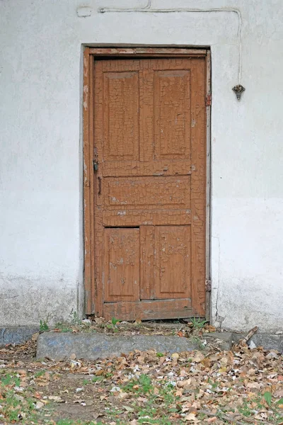 Stare Pęknięte Drewniane Drzwi Bliska Wejście Drewniane Drzwi Pokryte Brązową — Zdjęcie stockowe