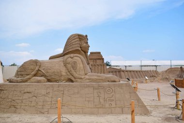 Lara Sahili, Sandland Kum Heykeli Festivali. Mitolojik karakterlerin büyük kum heykeli. Sfenks, insan kafası ve aslan vücudu.