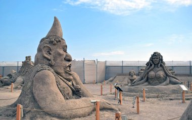 Lara Sahili, Sandland Kum Heykeli Festivali. Mitolojik karakterlerin büyük kum heykeli Cyclops ve Gorgon