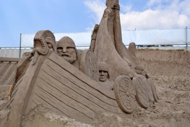 Lara Sahili, Sandland Kum Heykeli Festivali. Mitolojik karakterlerin büyük kum heykeli Odin 'in yüce tanrısı, savaş ve zafer tanrısı, rüzgar ve deniz.