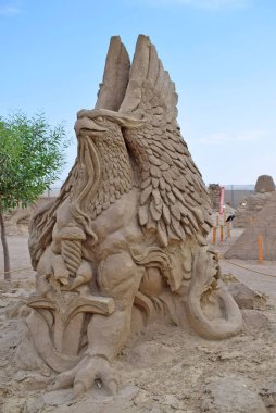 Lara Sahili, Sandland Festivali. Efsanevi karakterlerin büyük kum heykeli, Griffin. Aslan gibi vücudu ve kartal kafası olan fantastik bir hayvan..