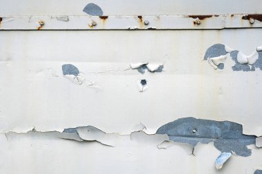 Boyalı metal plaka dokusu. Gri metal levha. Eski püskü beyaz arka plan ve pas.