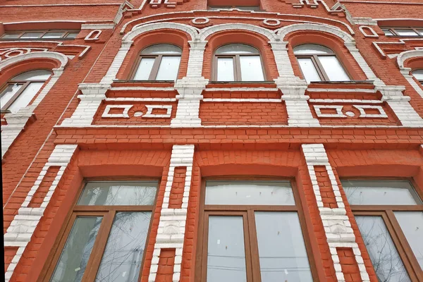 Hermoso Edificio Ladrillo Rojo Con Acabado Blanco Fachada Una Casa —  Fotos de Stock