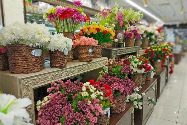 Yapay Çiçekler Mağazada Satılır Sepetlerde Satılık Çeşitli Yapay Çiçek Buketleri — Stok fotoğraf