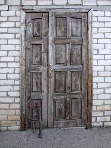 Een Houten Deur Een Stenen Huis Gereedschap Bij Ingang Oude — Stockfoto