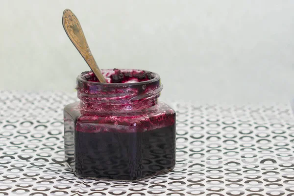 一个勺子加蓝莓果酱的罐子 从浆果中提取自制维生素 — 图库照片