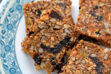 Fındıklı Kozinaki, kurutulmuş kayısı, incir ve kuru üzüm. Fındık ve fındıktan yapılmış sağlıklı bir aperatif. Sağlıklı bir vejetaryen yemeği.