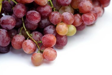 Beyaz arka planda büyük pembe üzümler. Yuvarlak pembe üzümler. Taze üzümler. Yakın plan..