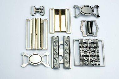 Elbiseler ve etekler için kemer yapmak için sökülebilir toka. Mayolar için dekoratif tokalar. Kadın kıyafetlerini süslemek için yapay elmaslarla metal döşemeler..