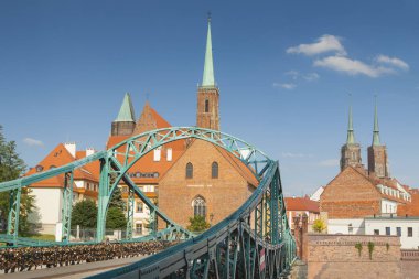 Polonya, aşağı Silezya, Wroclaw, Tumski Köprüsü ve Collegiate Kilisesi Holy Cross ve St Bartholomew Katedrali Island, güneşli