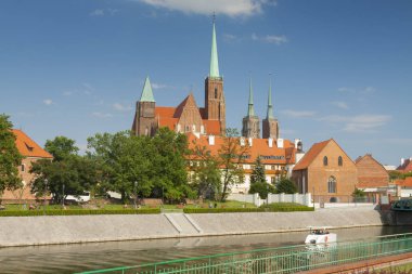 Polonya, aşağı Silezya, Wroclaw, Collegiate Kilisesi Holy Cross ve St Bartholomew Katedrali Island, güneşli, Oder Nehri Şubesi