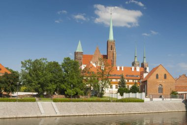 Polonya, aşağı Silezya, Wroclaw, Collegiate Kilisesi Holy Cross ve St Bartholomew Katedrali Island, güneşli, Oder Nehri Şubesi