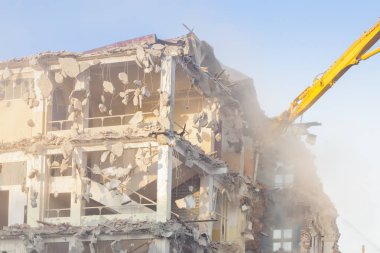 Bina yıkım, güneşli, buldozerler, mavi gökyüzü altında