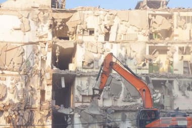 Bina yıkım, güneşli, buldozerler, mavi gökyüzü altında