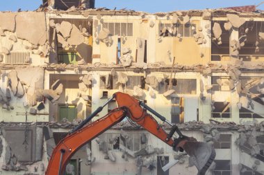 Bina yıkım, güneşli, buldozerler, mavi gökyüzü altında