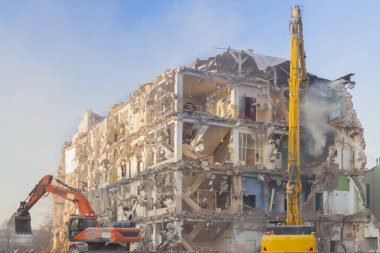 Bina yıkım, güneşli, buldozerler, mavi gökyüzü altında