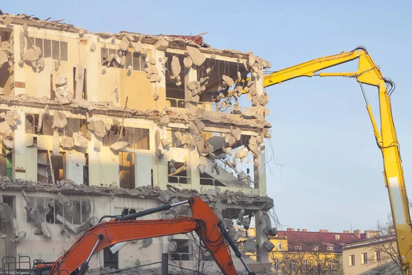 Gebouw Onder Sloop Zonovergoten Bulldozers Blauwe Lucht — Stockfoto