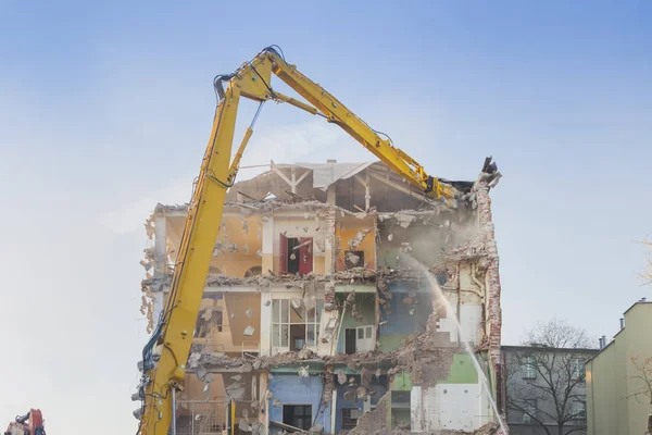 Edificio Demolizione Illuminato Dal Sole Bulldozer Cielo Blu — Foto Stock