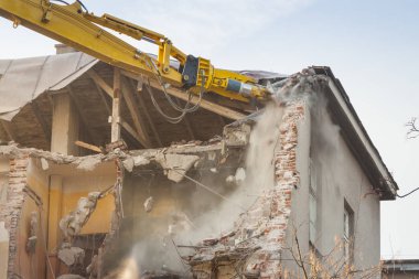 Bina yıkım, güneşli, buldozerler, mavi gökyüzü altında