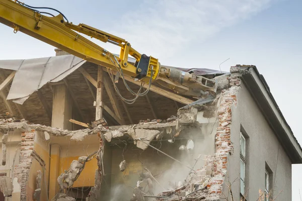 Edificio Demolizione Illuminato Dal Sole Bulldozer Cielo Blu — Foto Stock