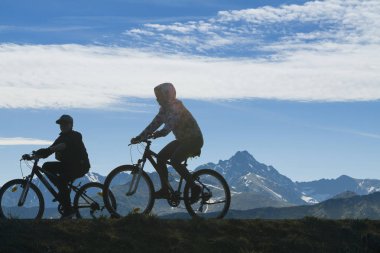 Dağ manzarası karşı iki bisikletçiler