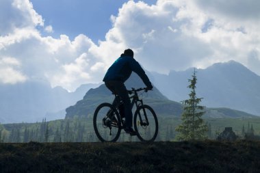 Bisikletçi dağ manzarası karşı
