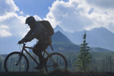 Bisikletçi dağ manzarası karşı